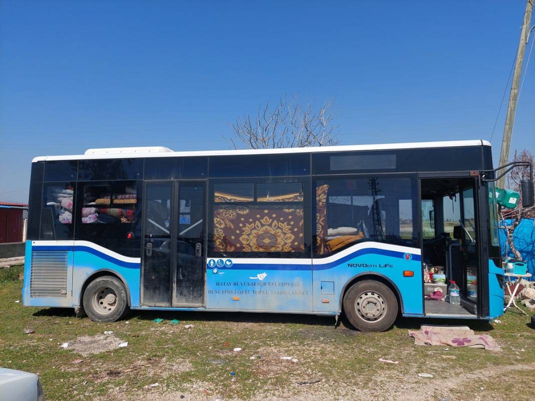 Depremde evleri ağır hasar alınca bu çözümü buldular... Görenlere tebessüm ettirdi 12